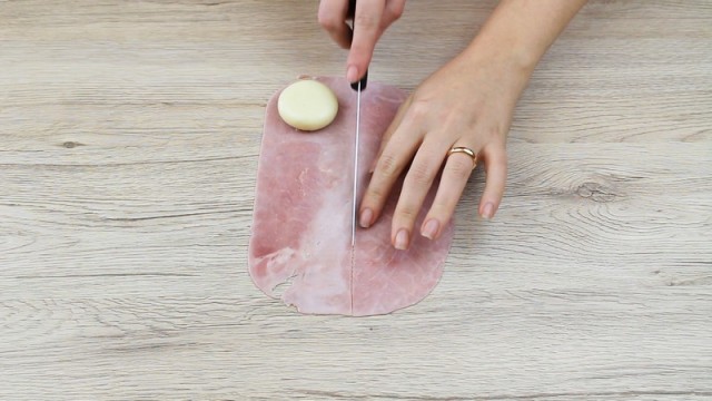 Fagottini di pasta brisée ripieni di prosciutto e provola